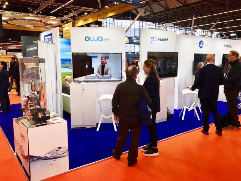 Wnętrze stoiska targowego na targach Aquatech Amsterdam, zaprojektowane z myślą o maksymalnym wykorzystaniu przestrzeni.