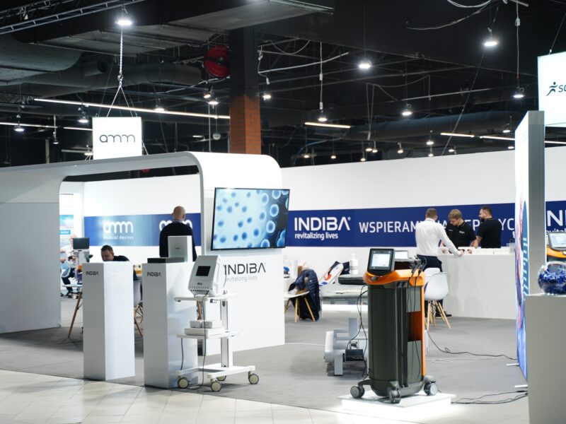 Stoisko wystawiennicze na Międzynarodowych Targach Rehabilitacji i Fizjoterapii w Polsce, zaprojektowane i zbudowane przez naszą firmę. Przykład modułowej zabudowy targowej.