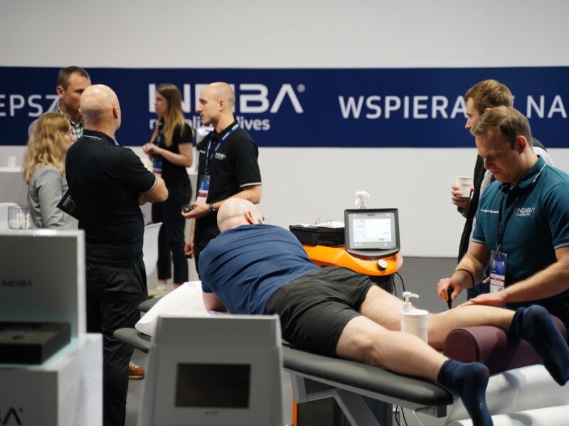 Ogólny widok na stoisko targowe podczas Międzynarodowych Targów Rehabilitacji i Fizjoterapii w Polsce, ukazujący naszą nowoczesną zabudowę wystawienniczą.