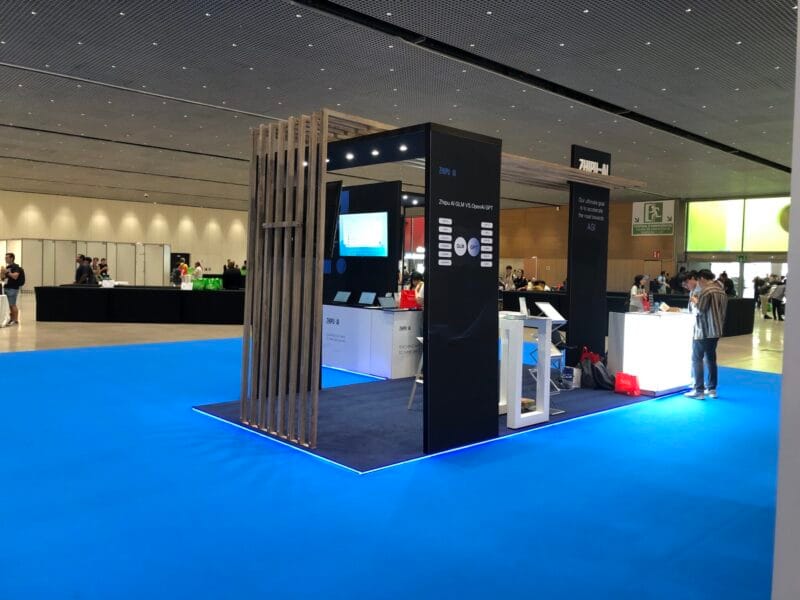 Stoisko targowe Zhipu-AI zbudowane na targi KDD Barcelona 2024 przez firmę specjalizującą się w budowie stoisk targowych na rynkach europejskich