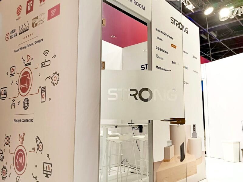 Zbliżenie na precyzyjnie wykonany detal konstrukcji modułowego stoiska reklamowego firmy STRONG