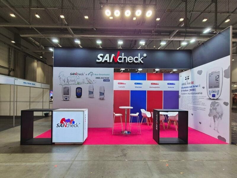 Zabudowa targowa stoiska BeneCheck SanCheck na targach FERMA w Polsce, wykonanie Stand 360.